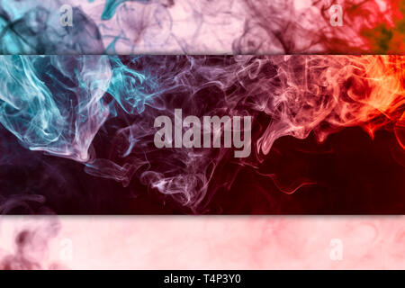 La fume paisse de couleur rouge et bleu sur un fond noir isol. Contexte  de la fume de vape Photo Stock - Alamy
