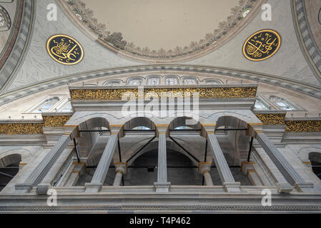 Istanbul, Turquie. Intérieur de la mosquée Nuruosmaniye (Camii), le premier bâtiment baroque construit à Istanbul. En 1755, sous le règne du Sultan Osman III Banque D'Images