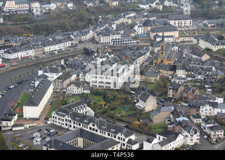 BOUILLON, Belgique, 7 avril 2019 : Vue aérienne de la ville de Bouillon dans la province de Luxembourg, Belgique depuis le bouillon. La ville frontière Banque D'Images