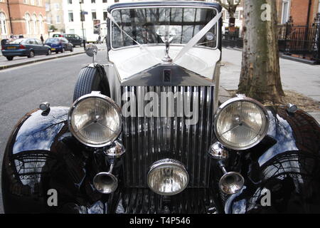 Début XX siècle Rolls Royce sur la rue d'été à Londres au milieu de 2000-s, une location populaire pour les mariages et autres fonctions, toujours fiable et élégante voiture. Banque D'Images