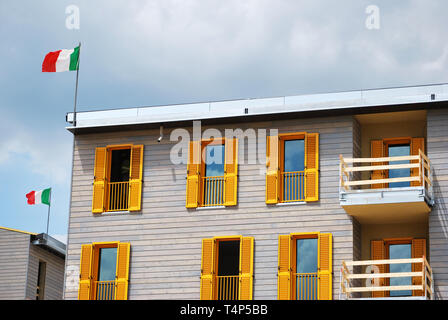 Une maison en bois dans l'une des "villes nouvelles", le "foyer permanent temporaire" voulu par Berlusconi d'offrir une image puissante de l'efficacité post-séisme Banque D'Images