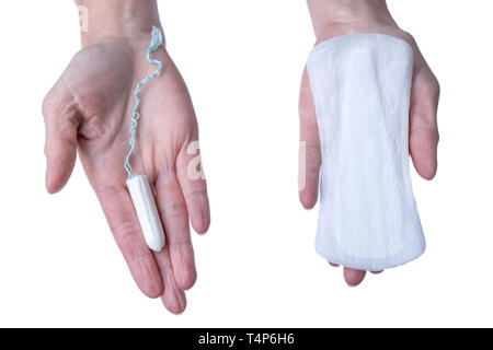 Tampon et serviettes sanitaires que l'hygiène article dans woman in front of white background Banque D'Images