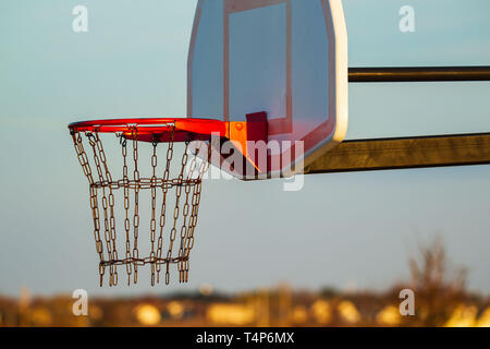Libre d'un panier de basket-ball extérieur au lever du soleil Banque D'Images