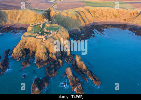 Vue aérienne du château de Dunnottar une forteresse médiévale en ruines située sur un promontoire rocheux au sud de la ville de Stonehaven, Aberdeenshire, Écosse. Banque D'Images