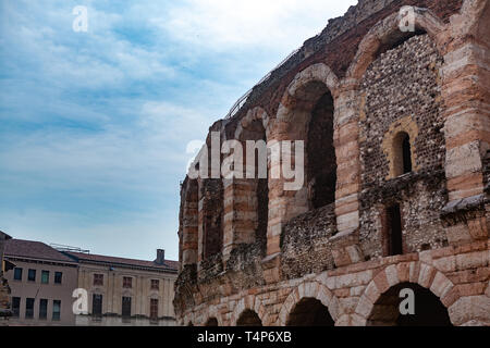 Vérone, Italie - mars 2019. Arena di Verona un ancien amphithéâtre romain à Vérone, Italie désigné comme site du patrimoine mondial de l'Unesco comme touristiques populaires pl Banque D'Images