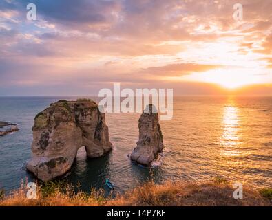 Coucher de soleil magique sur le Raouche, Pigeons' Rock. À Beyrouth, Liban Banque D'Images