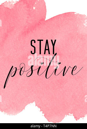 Restez positif. Citation inspirante avec fond aquarelle rose Banque D'Images