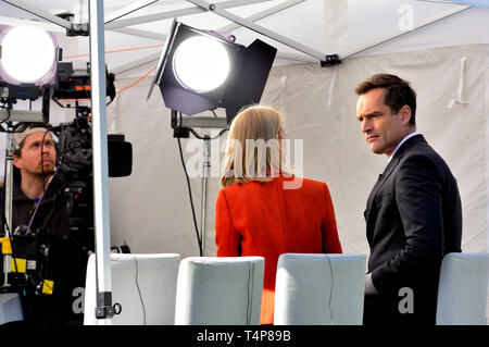 Max Foster, CNN et d'ancrage correspondant londonien, au cours d'une émission de nouvelles en direct de College Green, Westminster, Avril 2019 Banque D'Images