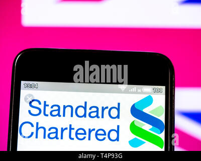 Sur cette photo, l'illustration a Standard Chartered PLC vu le logo affiché sur un téléphone intelligent Banque D'Images