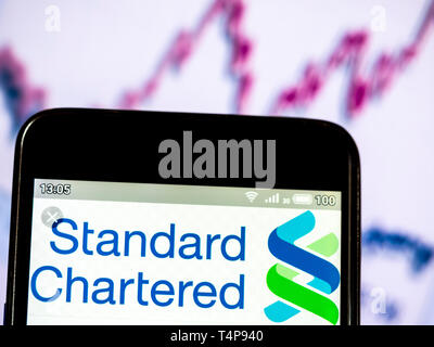 Sur cette photo, l'illustration a Standard Chartered PLC vu le logo affiché sur un téléphone intelligent Banque D'Images