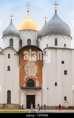 Veliki Novgorod, Russie - le 30 juillet 2016 : les gens à pied près de Cathédrale de Sainte-sophie, photo verticale Banque D'Images