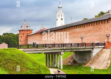 Veliki Novgorod, Russie - le 30 juillet 2016 : les gens à pied sur le pont près de Novgorod Kremlin aussi connu comme Detinets Banque D'Images