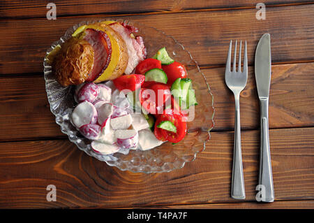 Déjeuner colorés faits de tomate fraîche, le concombre, le radis et les pommes de terre au bacon grillé, servi avec fourchette et couteau, vue du dessus Banque D'Images