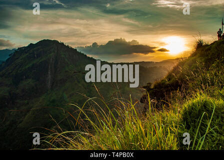 Peu d'Adam's peak pendant le coucher du soleil dans Ella au Sri Lanka Banque D'Images