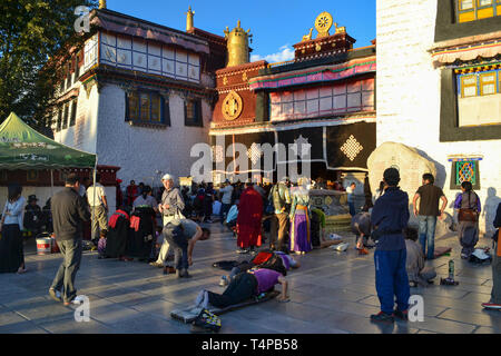 Les pèlerins priant à l'extérieur du Temple du Jokhang, le temple le plus sacré du bouddhisme tibétain à Lhassa, Tibet Banque D'Images