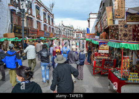Les pèlerins du bouddhisme tibétain, des moines, les habitants, et les touristes se promènent, une dévotion populaire Barkor à vélo autour du temple du Jokhang à Lhassa, Tibet Banque D'Images