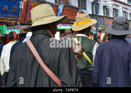 Les pèlerins du bouddhisme tibétain, des moines, les habitants, et les touristes se promènent, une dévotion populaire Barkor à vélo autour du temple du Jokhang à Lhassa, Tibet Banque D'Images