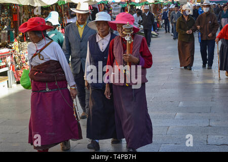 Les pèlerins du bouddhisme tibétain, des moines, les habitants, et les touristes se promènent, une dévotion populaire Barkor à vélo autour du temple du Jokhang à Lhassa, Tibet Banque D'Images