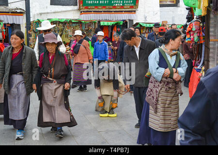 Les pèlerins du bouddhisme tibétain, des moines, les habitants, et les touristes se promènent, une dévotion populaire Barkor à vélo autour du temple du Jokhang à Lhassa, Tibet Banque D'Images