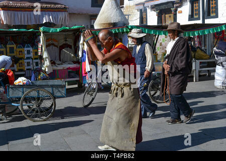 Les pèlerins du bouddhisme tibétain, des moines, les habitants, et les touristes se promènent, une dévotion populaire Barkor à vélo autour du temple du Jokhang à Lhassa, Tibet Banque D'Images