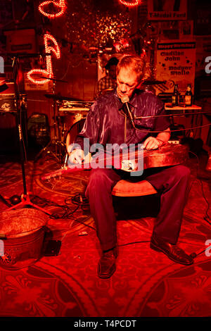 Clarksdale, Mississippi, États-Unis - 23 juin 2014 : le musicien de blues à jouer sur les Rouges Salon en Clarksdale, Mississippi, USA. Banque D'Images