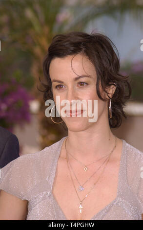 CANNES, FRANCE. 22 mai 2004 : la chanteuse Alanis MORISSETTE au photocall pour son nouveau film De-Lovely qui est le film de clôture du 57e Festival de Cannes. Banque D'Images