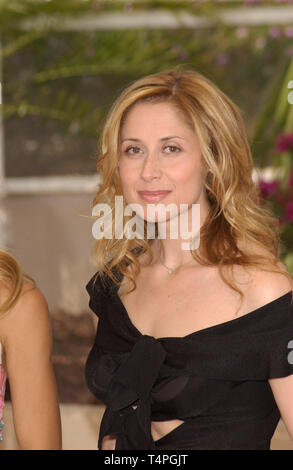 CANNES, FRANCE. 22 mai 2004 : l'actrice Lara FABIAN à une séance de photos pour son nouveau film De-Lovely qui est le film de clôture du 57e Festival de Cannes. Banque D'Images