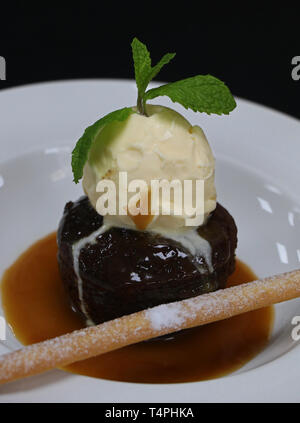 Au caramel, glace vanille et sauce au caramel Banque D'Images