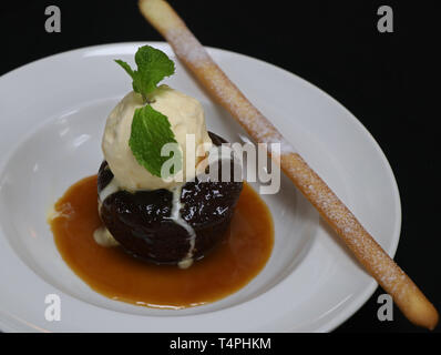 Au caramel, glace vanille et sauce au caramel Banque D'Images