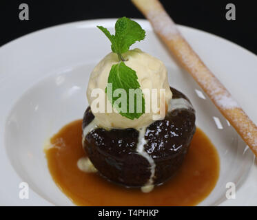 Au caramel, glace vanille et sauce au caramel Banque D'Images