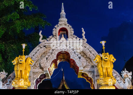 Temple durant Loi Krathong / Yi Peng Festival, Chiang Mai, Thaïlande Banque D'Images