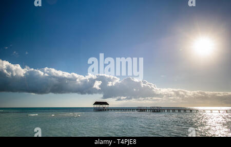 Jetée en bois sur une île tropicale, la mer , ciel bleu et nuages. Tôt le matin. Cuba. Banque D'Images