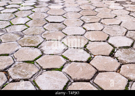 De forme hexagonale avec trottoir pavé mosaïque en perspective. Contexte, urbain. Banque D'Images