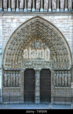 Notre Dame de Paris de carhedral Portail du Jugement dernier, porte d'entrée en france Banque D'Images