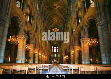 Notre Dame de Paris d'intérieur carhedral nef Banque D'Images