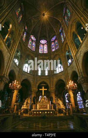 Notre Dame de Paris d'intérieur carhedral navealtar rose Banque D'Images