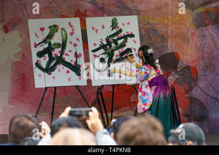 Vancouver, Colombie-Britannique / Canada - 14 Avril 2019 : Japanese woman wearing kimono est la création artistique par la peinture au Japon Jours Sakura Cherry Blossom Festival, juste Banque D'Images