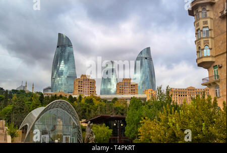 Escalator pour underground avec des tours à l'arrière-plan, Baku, Azerbaïdjan Banque D'Images