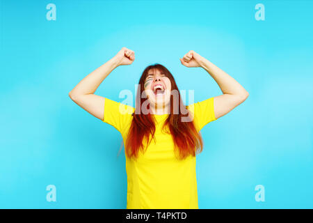 Femme est socccer en fan t-shirt jaune Banque D'Images