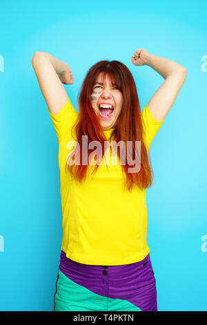 Femme est socccer en fan t-shirt jaune Banque D'Images