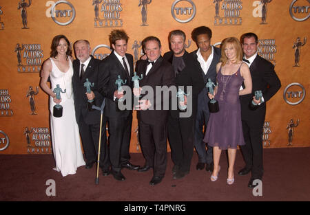 LOS ANGELES, CA. 05 février 2005 : CSI stars JORJA FOX, ROBERT DAVID HALL, ERIC SZMANDA, PAUL GUILFOYLE, WILLIAM PETERSEN, MARG HELGENBERGER, GARY DOURDAN, GEORGE EADS et à la 11e Conférence annuelle des Screen Actors Guild Awards au Shrine Auditorium. Banque D'Images