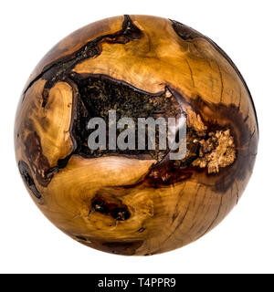 Tourné avec des boules en bois brun foncé d'inclusions d'écorce isolated on white Banque D'Images