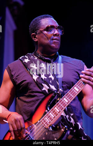 Andrew Levy de la Brand New Heavies se produisant au Festival de Jazz de Cheltenham, Angleterre, 2016 Banque D'Images