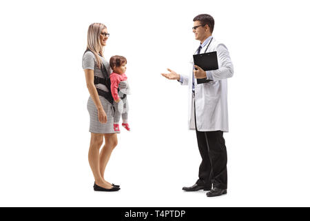 La longueur totale de la mère avec un bébé dans un transporteur de parler à un médecin homme isolé sur fond blanc