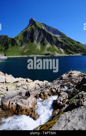 Spullersee, Vorarlberg, dans l'arrière-plan le Goppelspitze, Autriche, Europe Banque D'Images