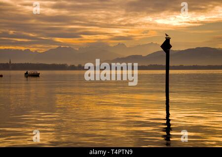 Marques de navigation sur le lac de Constance, avec vue sur le massif du SITR) en Suisse, l'Allemagne, de l'Europe Banque D'Images