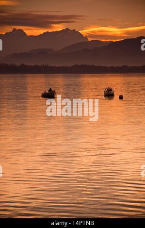 Bateaux de pêche sur le lac de Constance, avec vue sur le massif du SITR) en Suisse, l'Allemagne, de l'Europe Banque D'Images