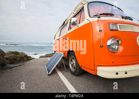 Un VW camper van avec un panneau solaire de Sennen, Cornwall, UK. Banque D'Images