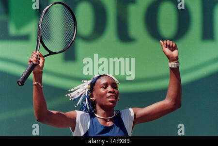 Venus Williams célèbre remportant le championnat de tennis Lipton 1998 contre Anna Kournikova à Key Biscayne en Floride Banque D'Images