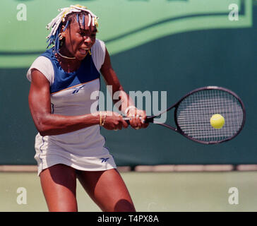 Venus Williams en action, en route pour gagner le championnat de tennis Lipton 1998 contre Anna Kournikova à Key Biscayne en Floride Banque D'Images